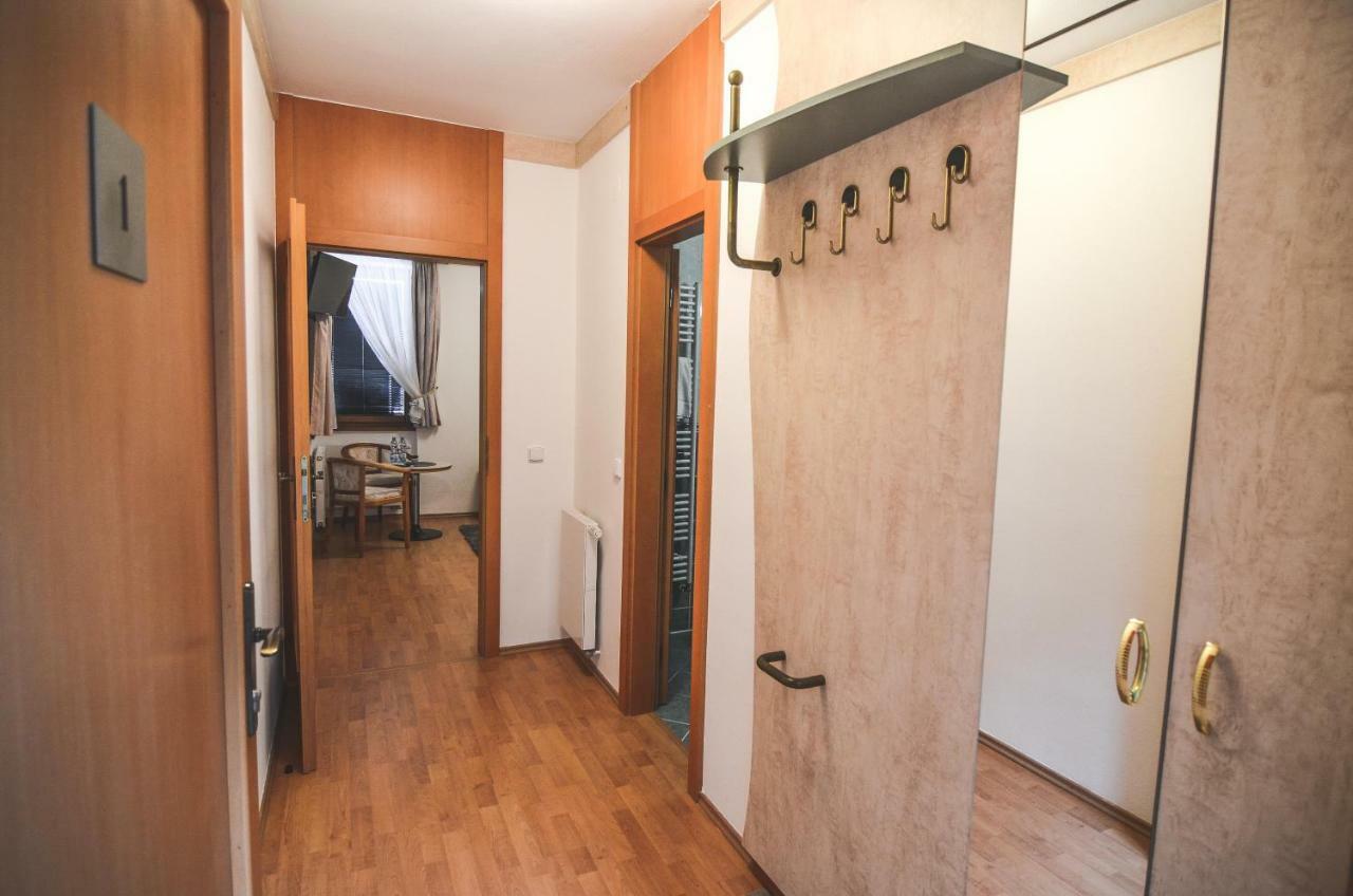 Penzion Pod Radnicí Hustopeče Esterno foto