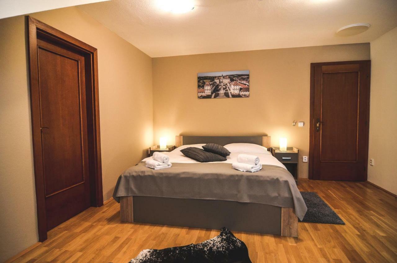 Hotel Penzion Pod Radnicí Hustopeče Esterno foto