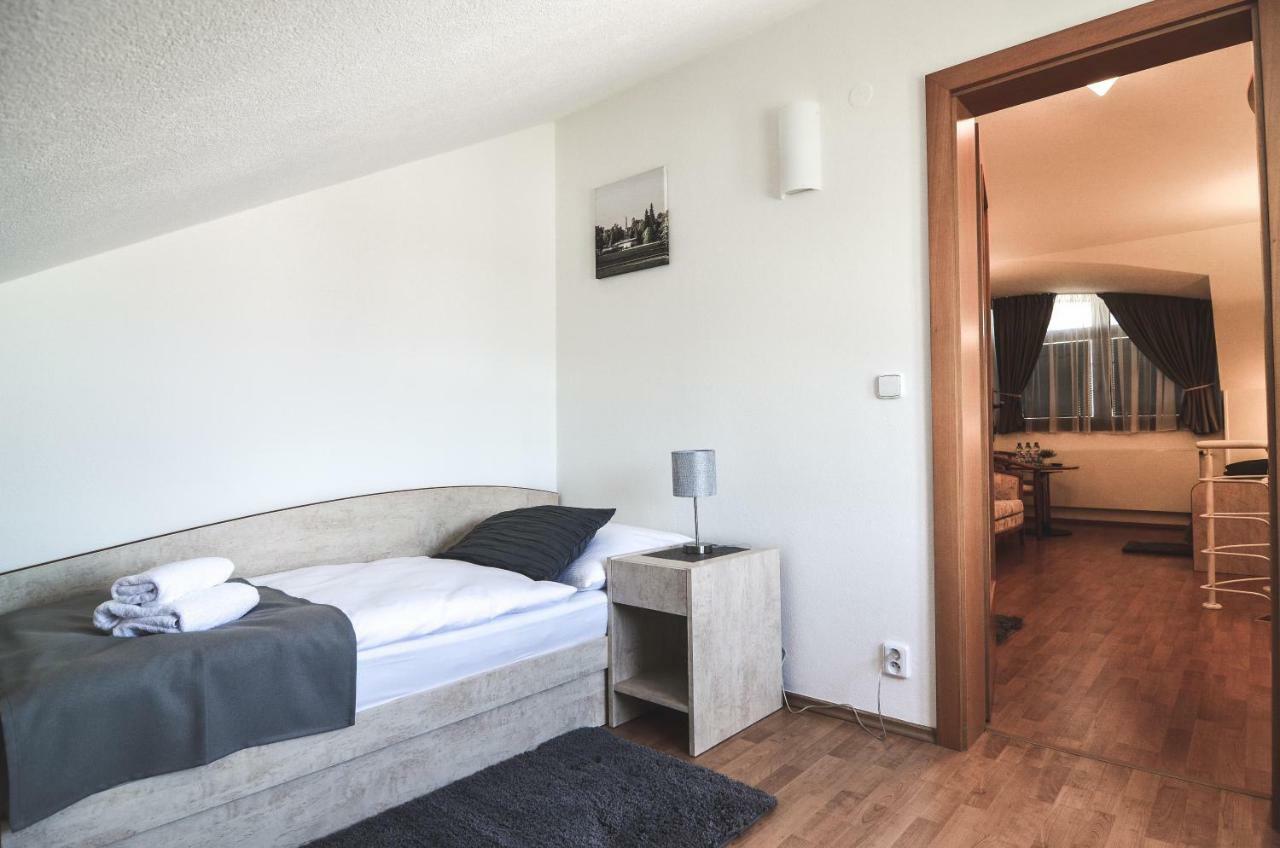 Penzion Pod Radnicí Hustopeče Esterno foto